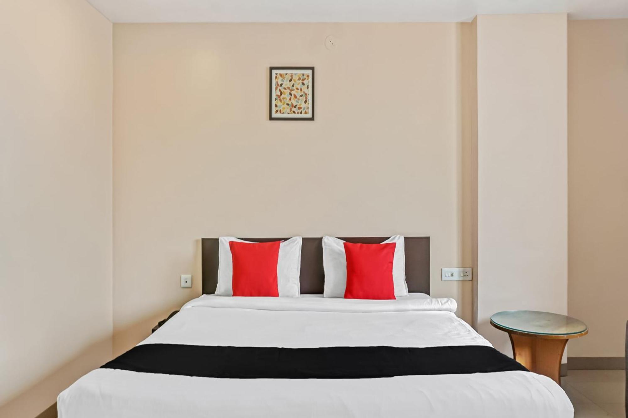 Hotel O Log Inn Plaza Near Eon It Park Pune Exterior foto